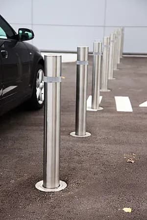 Steel footing base supporting a defence barrier